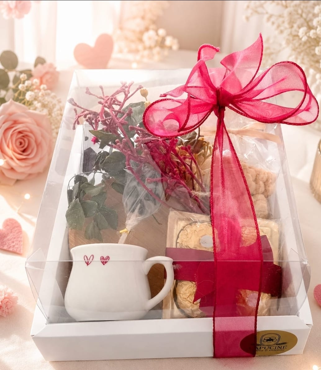 Cesta romântica Capucine com caneca, laço rosa e biscoitos